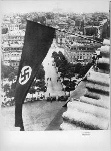 Seconda guerra mondiale - Francia, Parigi - Occupazione tedesca - Bandiera nazista con svastica sull'Arco di Trionfo - Veduta dall'alto della città - Soldati SS schierati all'imbocco dell'Avenue Marceau - Nazismo