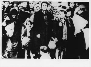 Seconda guerra mondiale - Nazismo - Polonia - Campo di concentramento di Auschwitz-Birkenau - Banchina della stazione - Arrivo di deportati ebrei dall'Ungheria - Ritratto di gruppo: donne con bambini / Tra le donne e i bambini deportati: Irina Berkovics (37 anni) e il figlio Adalbert Avrom Berkovics (5 anni), Hajnal Klein con i 4 figli Lili (18 anni), Herczi (15 anni), Renee (12 anni), Iren (7 anni)