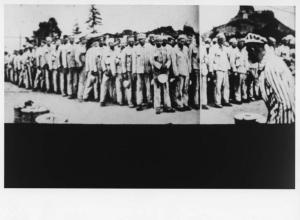 Seconda guerra mondiale - Germania - Nazismo - Campo di concentramento di Flossenbürg - Appello prima della distribuzione del cibo - Prigionieri con pigiama a strisce ("zebrati") in fila