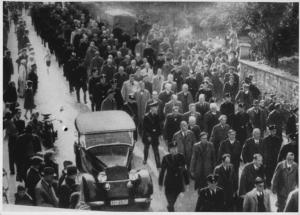 Nazismo - Notte dei cristalli - Germania, Baden Baden - Città, strada - Veduta dall'alto - Marcia di ebrei arrestati dalla Wehrmacht circondati da SS in divisa - Antisemitismo - Deportazione