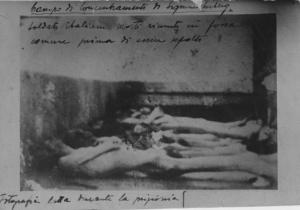 Prima guerra mondiale - Austria - Campo di prigionia di Sigmundsherberg - Fossa comune - Soldati italiani morti - Cadaveri scheletrici nudi