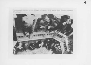 Italia - Trieste sotto occupazione nazista - Rappresaglia nazista - Eccidio di via Ghega - Palazzo Rittmeyer, scalone interno - Uomini e donne impiccati e appesi