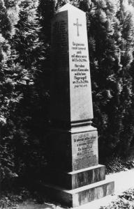 Austria, Steyr - Cimitero - Memoriale in commemorazione degli italiani morti nel campo di concentramento di Steyr-Münichholz (sottocampo Mauthausen) durante l'attacco aereo del 23-24 febbraio 1944 - Monumento