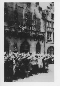 Germania, Francoforte - Municipio con issata bandiera nazista con svastica (croce uncinata) - Folla di cittadini in strada - Saluto nazista - Nazismo