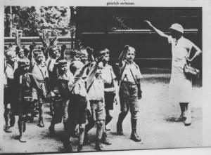 Nazismo - Germania - Scuola - Bambini imparano il saluto nazista - Maestra