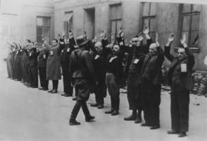 Seconda guerra mondiale - Polonia, Varsavia - Ghetto ebraico - Repressione della rivolta - Arresto degli impiegati ebrei della fabbrica di armamenti di Brauer - Uomini con mani alzate in fila - SS - Nazismo