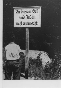 Nazismo - Germania - Cartello stradale antisemita: "In diesem Ort sind Juden nicht erwunscht (In questo luogo gli ebrei non sono graditi)"