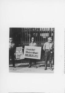Nazismo - Germania, Berlino - Boicottaggio delle merci ebraiche - Sturmabteilung SA (reparto d'assalto) in divisa con cartelli "Tedeschi! Non comprate dagli ebrei!" davanti al negozio - Antisemitismo