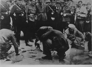 Nazismo - Austria, Vienna - Lavori forzati - Uomini ebrei costretti dai nazisti a pulire in ginocchio una strada - Folla di nazisti austriaci e popolazione locale osservano - Antisemitismo