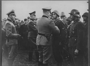 Italia, Mariano Comense (?) - Adunata di SS italiane e tedesche - Ufficiali SS in divisa decorano SS italiane - Nazismo - Fascismo