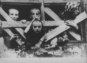 Seconda guerra mondiale - Polonia, Varsavia - Ghetto - Donna e bambini rinchiusi in un edificio con accesso sbarrato con travi inchiodate - Richiesta di cibo - Antisemitismo - Nazismo