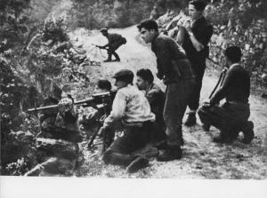 Seconda guerra mondiale - Italia, Piemonte - Repubblica partigiana dell'Ossola - Montagna - Partigiani in azione con mitra e fucili