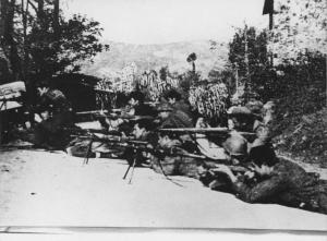 Seconda guerra mondiale - Italia (?) - Montagna - Partigiani in azione (?) con mitra e fucili