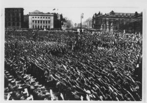Festa dei lavoratori, 1 maggio 1933 - Veduta dall'alto - Germania, Berlino, Lustgarten - Raduno nazista - Folla fa il saluto nazista - Bandiere - Nazismo