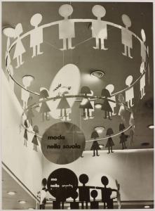 La Rinascente - Reparto Scuola - Allestimento - Sagome di bambini disposte in cerchio