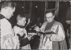 Milano - Pio Istituto dei Sordi - Celebrazione della messa - Monsignor Giulio Broggi con ministranti