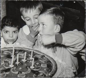 Milano - Pio Istituto dei Sordi - Interno - Sala da pranzo - Bambini sordi, allievi - Festa di compleanno, torta