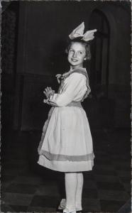 Ritratto infantile - Bambina sorda, allieva, in costume - Recita - Milano - Pio Istituto dei Sordi di via Settembrini