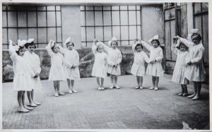 Ritratto di gruppo - Bambine sorde, allieve - Prove per il saggio - Milano - Pio Istituto dei Sordi di via Settembrini