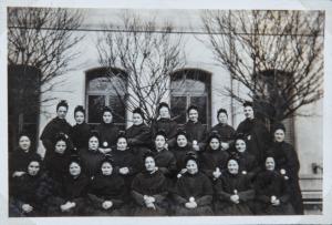 Ritratto di gruppo femminile - Madre Teresa Bosisio con altre suore - Milano - Pio Istituto dei Sordi in via Settembrini