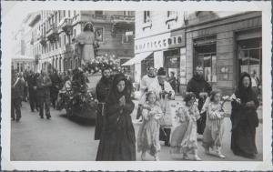 Milano - Strada - Processione Madonna Pellegrina del Pio Istituto dei Sordi di via Settembrini - Madre Teresa Bosisio, suora, frati, allieve e credenti
