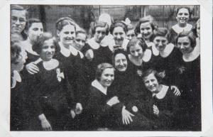 Ritratto di gruppo femminile - Madre Teresa Bosisio, suora con ragazze sorde, allieve - Milano - Pio Istituto dei Sordi in via Settembrini