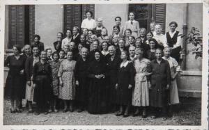 Ritratto di gruppo femminile - Madre Teresa Bosisio, suora con donne sorde, ex allieve - Milano - Pio Istituto dei Sordi in via Settembrini