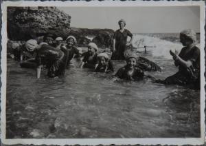 Ritratto di gruppo - Ragazze sorde, allieve del Pio Istituto dei Sordi di via Settembrini, in costume da bagno con donna in acqua - Imperia, Oneglia - Mare