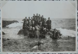 Ritratto di gruppo - Ragazze sorde, allieve del Pio Istituto dei Sordi di via Settembrini, in costume da bagno in acqua - Imperia, Oneglia - Mare
