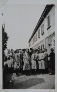 Cassano Valcuvia - Villa San Giuseppe - Ragazze sorde, allieve del Pio Istituto dei Sordi di via Settembrini con sacerdote