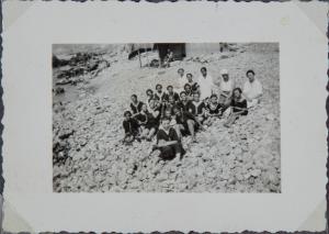 Ritratto di gruppo - Ragazze sorde, allieve del Pio Istituto dei Sordi di via Settembrini sedute sulla spiaggia con donne - Imperia, Oneglia