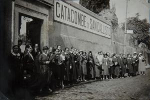 Ritratto di gruppo - Donne sorde, ex allieve del Pio Istituto dei Sordi di via Settembrini, con suora - Pellegrinaggio - Roma - Catacombe di San Callisto - Ingresso