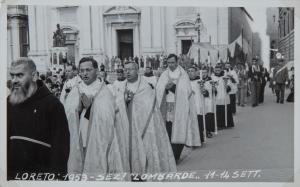 Loreto - Piazza della Madonna - Basilica della Santa Casa - Gruppo di sacerdoti - Processione