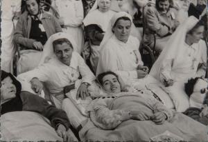 Loreto - Piazza della Madonna - Basilica della Santa Casa - Ritratto di gruppo - Suore con donne malate - Pellegrinaggio