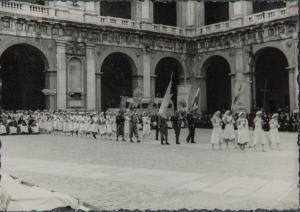 Loreto - Piazza della Madonna - Basilica della Santa Casa - Gruppo di suore, uomini con stendardi - Pellegrinaggio - Processione
