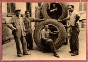Seconda Guerra Mondiale - Ritratto di gruppo - Uomini sordi con gomma pullman - Milano - Pio Istituto dei Sordi in via Prinetti
