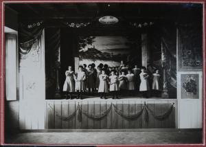 Sumirago, Caidate - Pio Istituto dei Sordi, Casa San Gaetano - Interno - Teatro - Bambine sorde, allieve sul palco