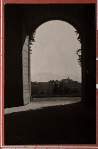 Alzate Brianza, Verzago - Pio Istituto dei Sordi, Villa Santa Maria - Cortile interno - Portone aperto - Veduta sul panorama esterno, colline