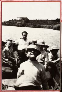 Alzate Brianza (?) - Lago - Ritratto di gruppo - Ragazzi sordi, allievi con educatore su una barca - Escursione