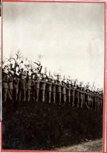 Alzate Brianza (?) - Campagna - Ritratto di gruppo - Ragazzi sordi, allievi in un campo coltivato - Escursione