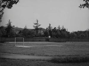 Milano - Pio Istituto dei Sordi in via Prinetti - Esterno - Campo sportivo: campo di calcio, campo di basket, pista di atletica