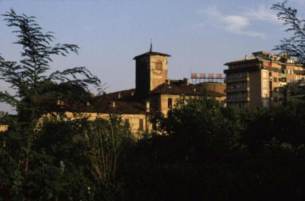Sesto San Giovanni - Parco Nord, settore Torretta - Villa Torretta vista da Viale Fulvio Testi - Edificio abbandonato e diroccato - Giardino incolto - Palazzi
