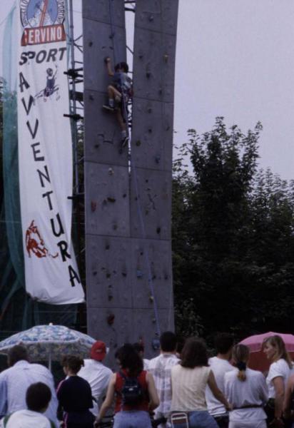 Cinisello Balsamo - Parco Nord, settore Est - Evento: Festa del Parco - Parete da arrampicata - Striscione di Cervino sport avventura - Bambino
