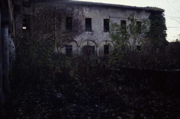 Sesto San Giovanni - Parco Nord, settore Torretta - Villa Torretta - Edificio abbandonato e diroccato - Corte interna - Facciata con edera - Giardino incolto
