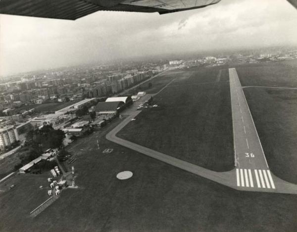 Bresso - Veduta aerea da sud a nord sull'area poi occupata dal Parco Nord, settore Aeroporto - Aeroporto di Bresso - Pista di atterraggio - Hangar - Palazzi di Bresso