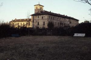 Sesto San Giovanni - Parco Nord, settore Torretta - Villa Torretta vista da viale Fulvio Testi - Edificio abbandonato e diroccato - Giardino con panchine - Prato