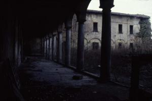 Sesto San Giovanni - Parco Nord, settore Torretta - Villa Torretta - Edificio abbandonato e diroccato - Portico del corpo centrale - Giardino incolto