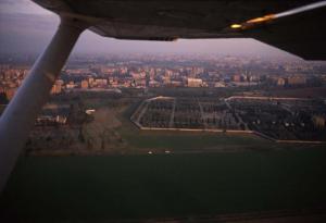 Milano / Bresso - Parco Nord, settore Bruzzano - Veduta aerea al tramonto da ovest a est - Cimitero di Bruzzano - Campi - Prati - Via Giuditta Pasta - Sullo sfondo palazzi di Bresso