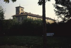 Sesto San Giovanni - Parco Nord, settore Torretta - Villa Torretta vista da viale Fulvio Testi - Edificio abbandonato e diroccato - Giardino con panchine - Prato