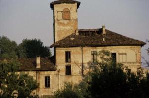 Sesto San Giovanni - Parco Nord, settore Torretta - Villa Torretta vista da viale Fulvio Testi - Edificio abbandonato e diroccato - Torre rettangolare